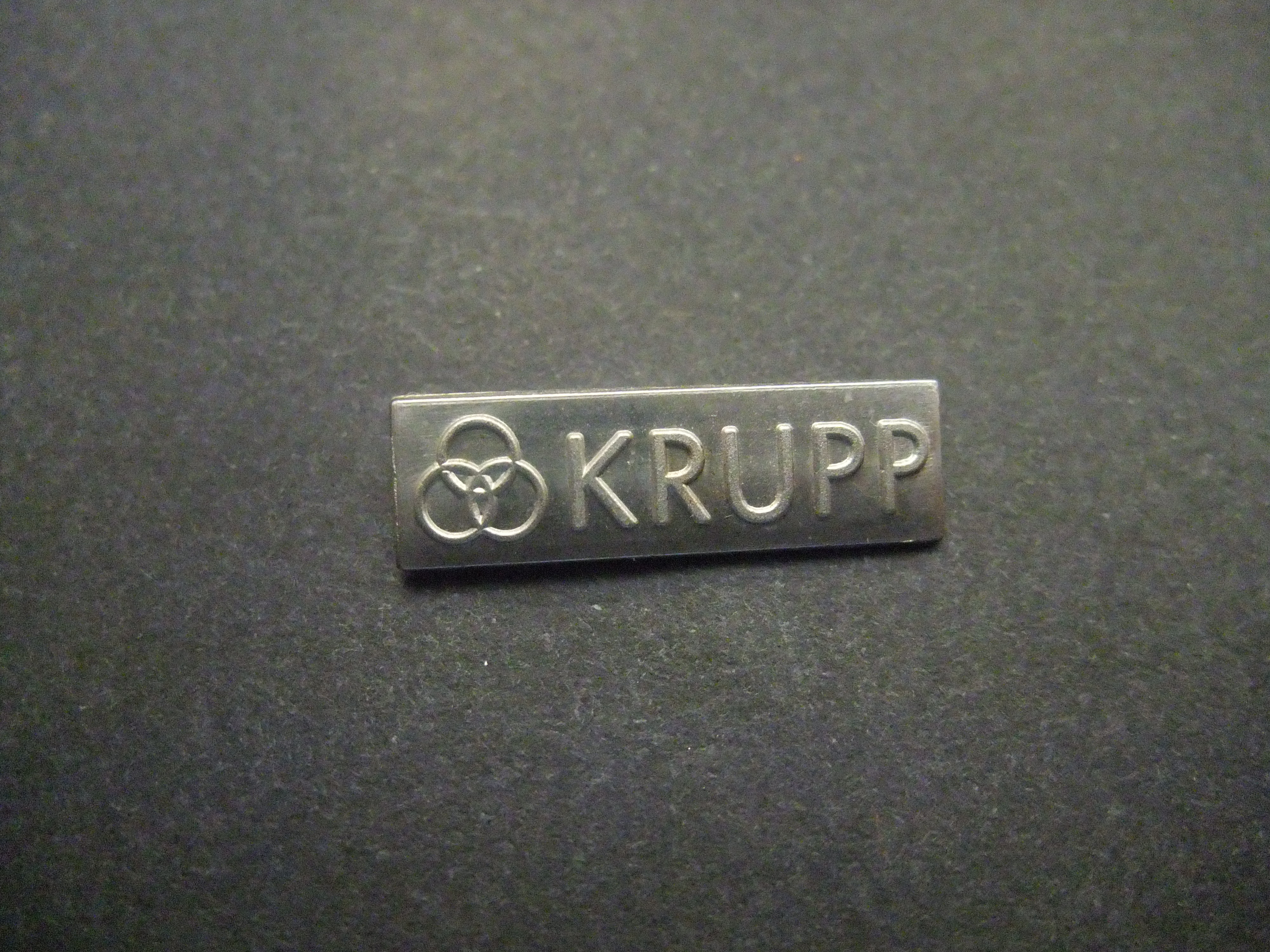 Krupp grote fabrikant van staal die ook vrachtwagens produceerde, zilverkleurig logo